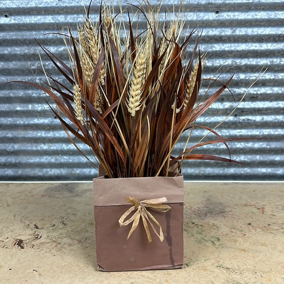 Welcome autumn curved sign and faux grass and in a paper bag - Picture 10 of 11
